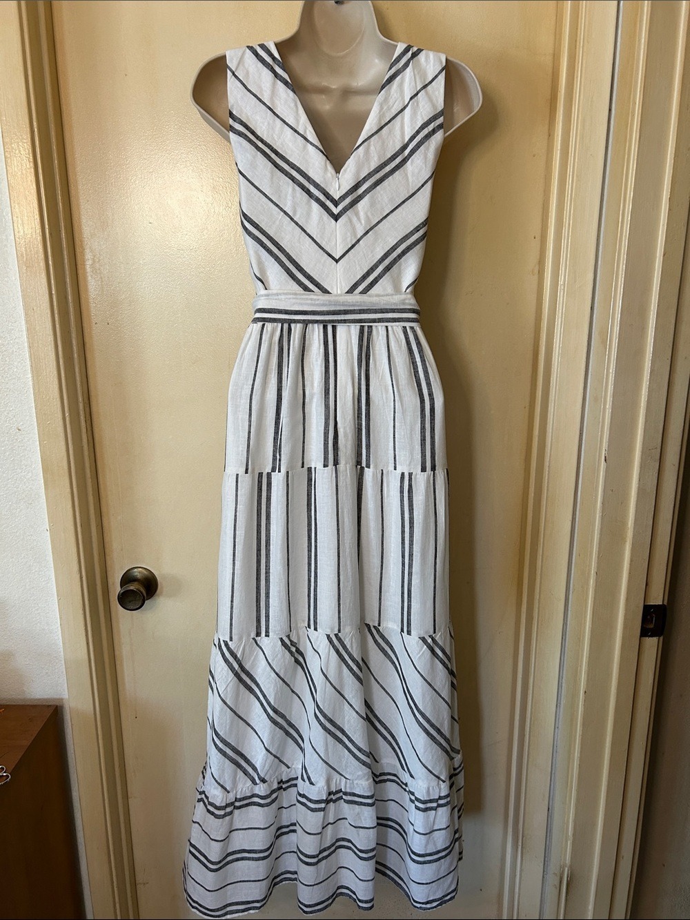 Dkny Sleeveless V-Neck Striped Maxi Dress in White and Black size 4 - Picture 8 of 14